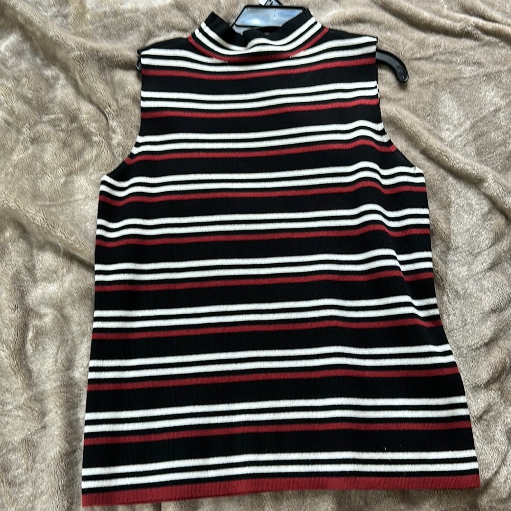 Mine West, No sleeve shirt